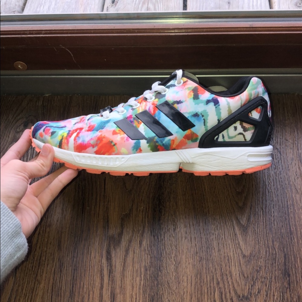Tennis shoes